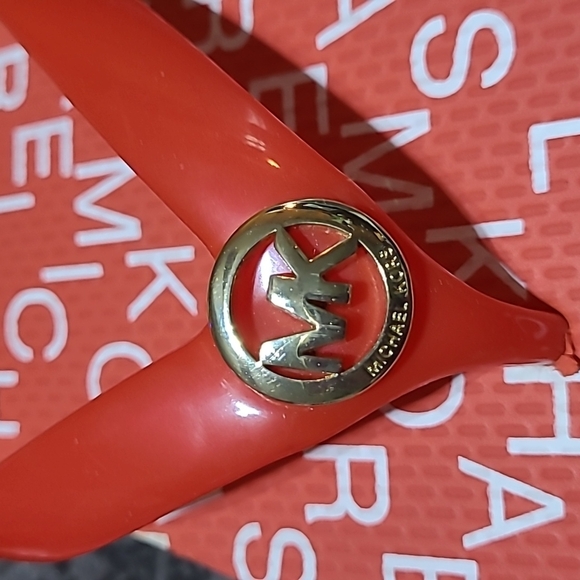 MICHAEL MICHAEL KORS METAL LOGO FLIP FLOPS SANDALS - Picture 4 of 9